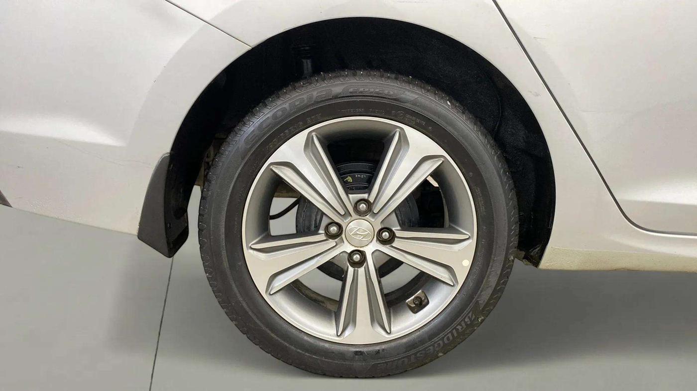 2018 Hyundai Verna 1.6 VTVT SX, Petrol, Manual, 48,869 km, Right Rear Wheel