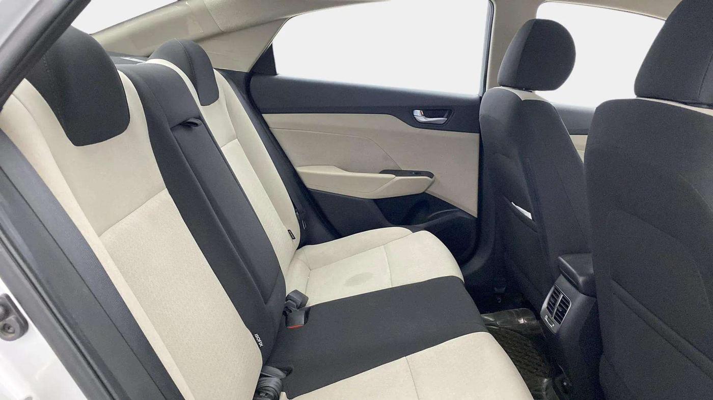 2018 Hyundai Verna 1.6 VTVT SX, Petrol, Manual, 48,869 km, Right Side Rear Door Cabin