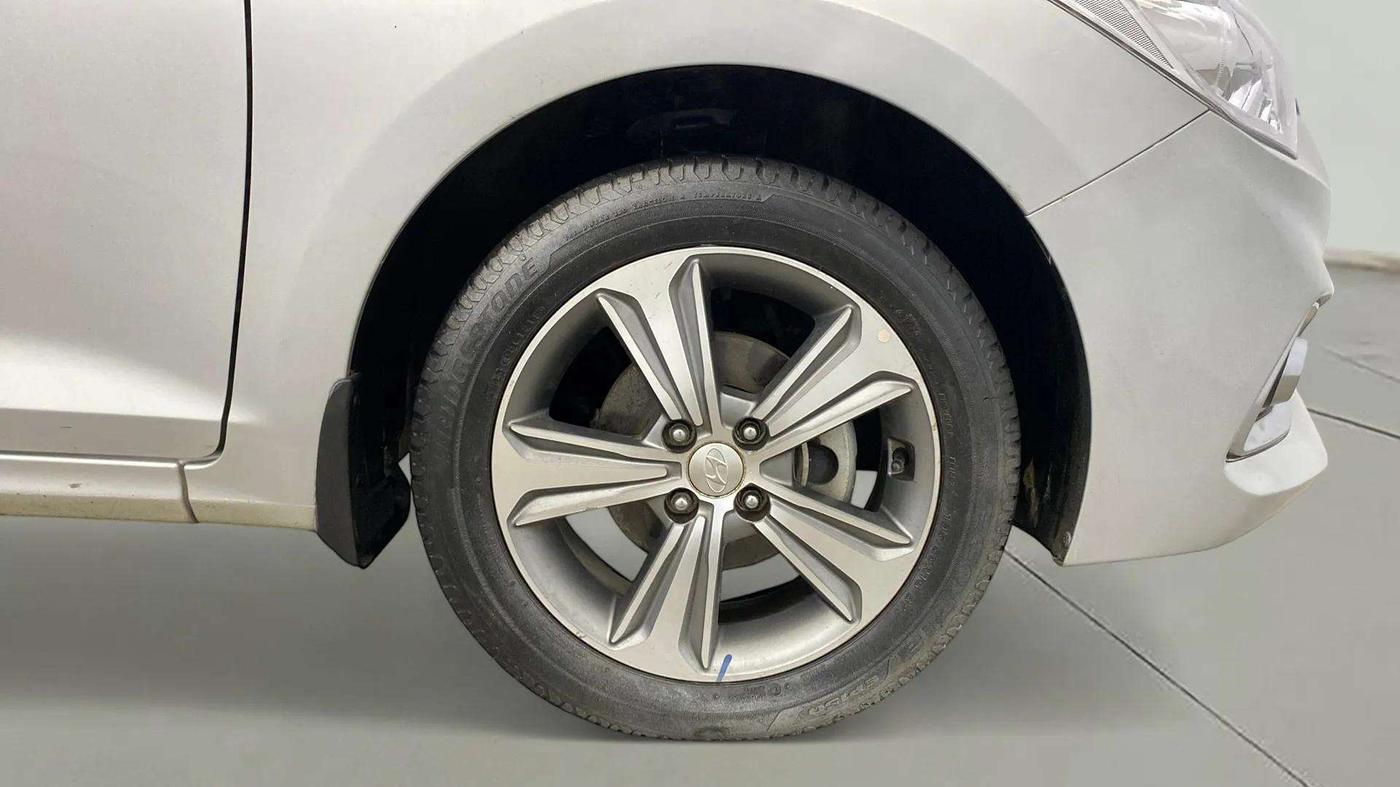 2018 Hyundai Verna 1.6 VTVT SX, Petrol, Manual, 48,869 km, Right Front Wheel