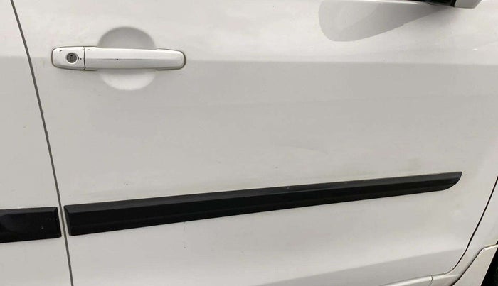 2016 Maruti Ertiga VXI, Petrol, Manual, 74,280 km, Driver-side door - Minor scratches