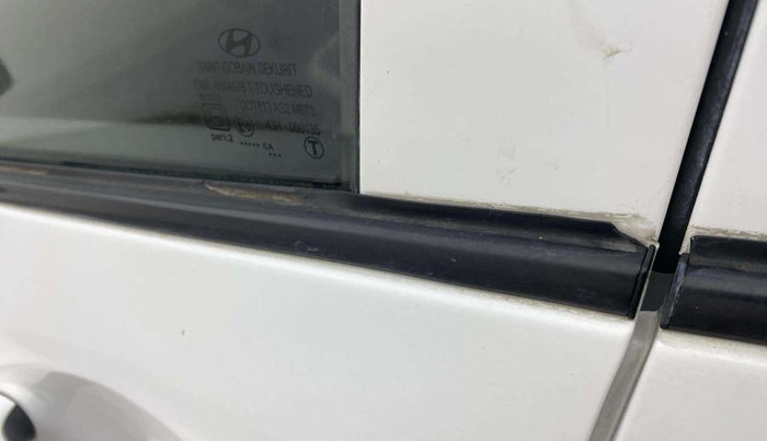 2020 Hyundai Grand i10 SPORTZ 1.2 KAPPA VTVT, Petrol, Manual, 30,765 km, Front passenger door - Weather strip has minor damage