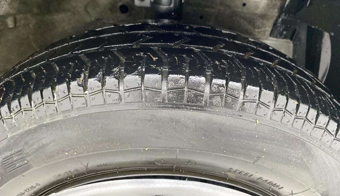 2013 Maruti Swift Dzire VXI, Petrol, Manual, 61,944 km, Right Front Tyre Tread