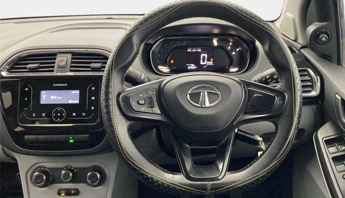 2022 Tata Tiago XT CNG, CNG, Manual, 39,380 km, Steering wheel - Phone control has minor damage