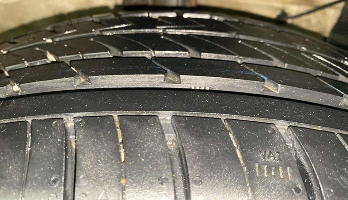 2017 Maruti Ciaz ALPHA  AT 1.4  PETROL, Petrol, Automatic, 23,677 km, Right Front Tyre Tread
