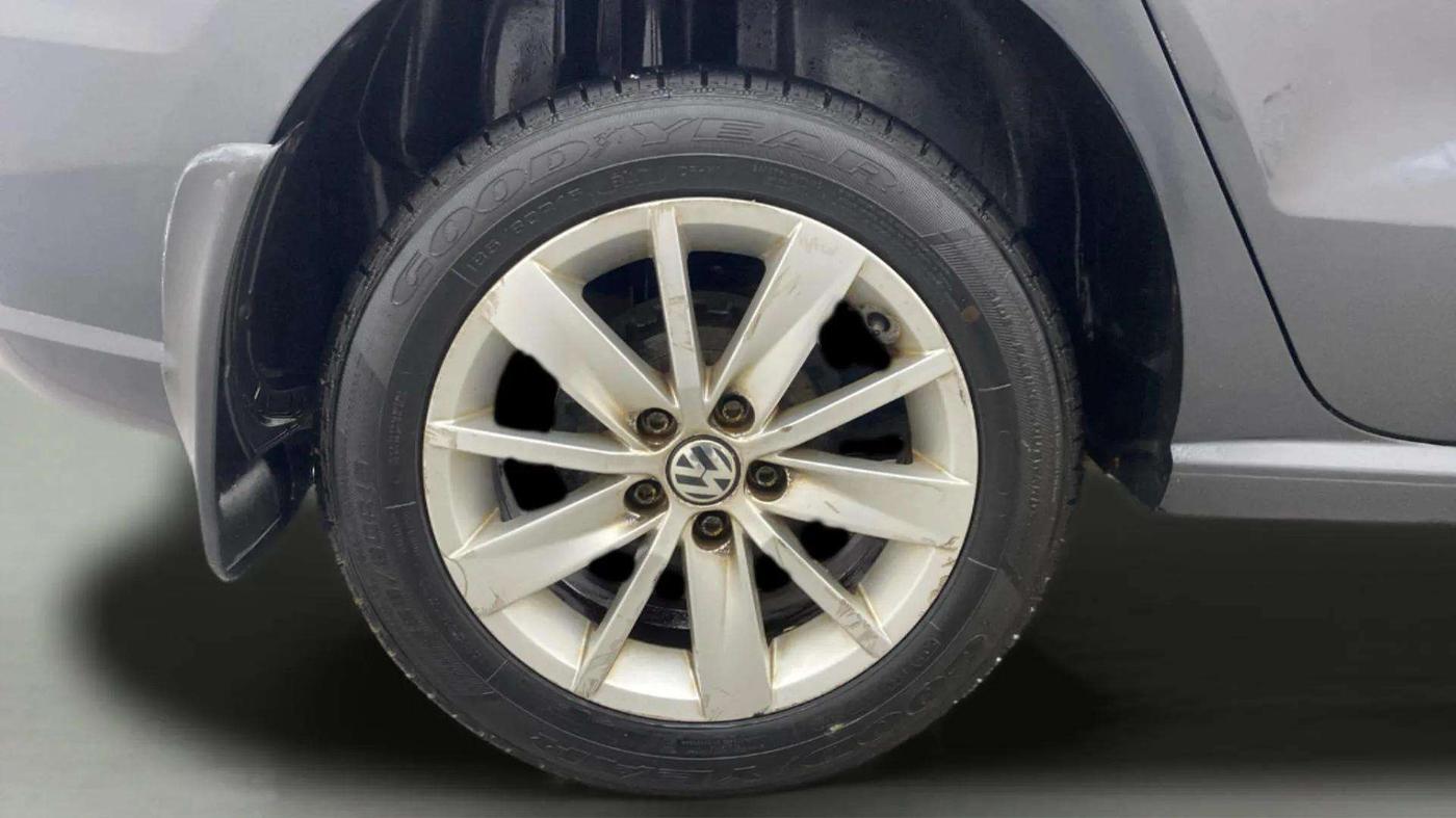 2016 Volkswagen Ameo HIGHLINE1.2L, Petrol, Manual, 1,00,724 km, Right Rear Wheel
