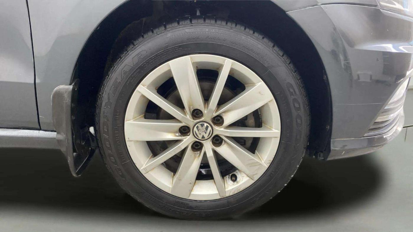 2016 Volkswagen Ameo HIGHLINE1.2L, Petrol, Manual, 1,00,724 km, Right Front Wheel