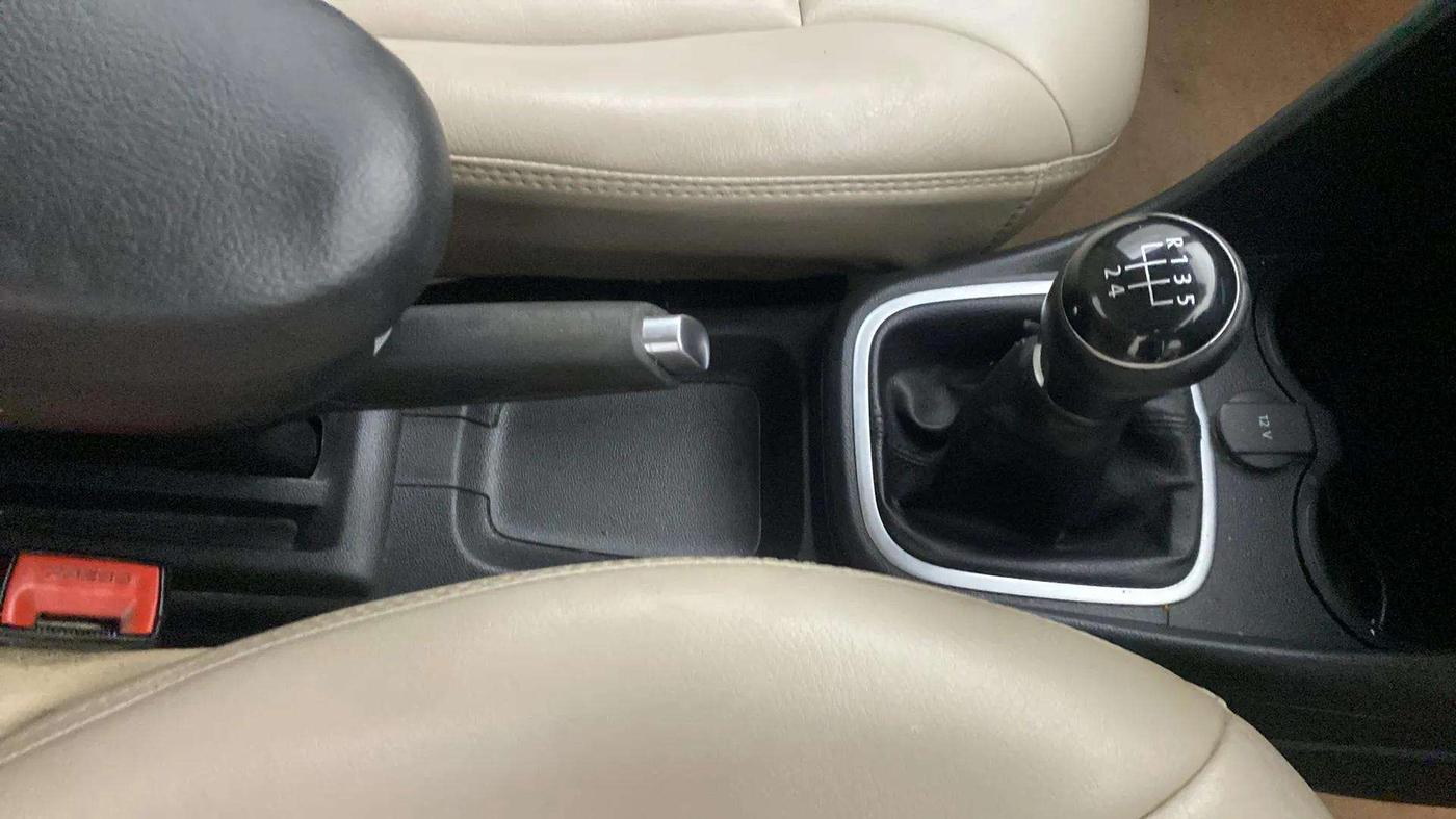 2016 Volkswagen Ameo HIGHLINE1.2L, Petrol, Manual, 1,00,724 km, Gear Lever