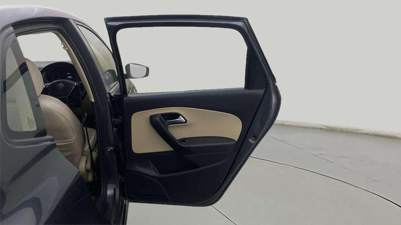 2016 Volkswagen Ameo HIGHLINE1.2L, Petrol, Manual, 1,00,724 km, RHS Rear Door