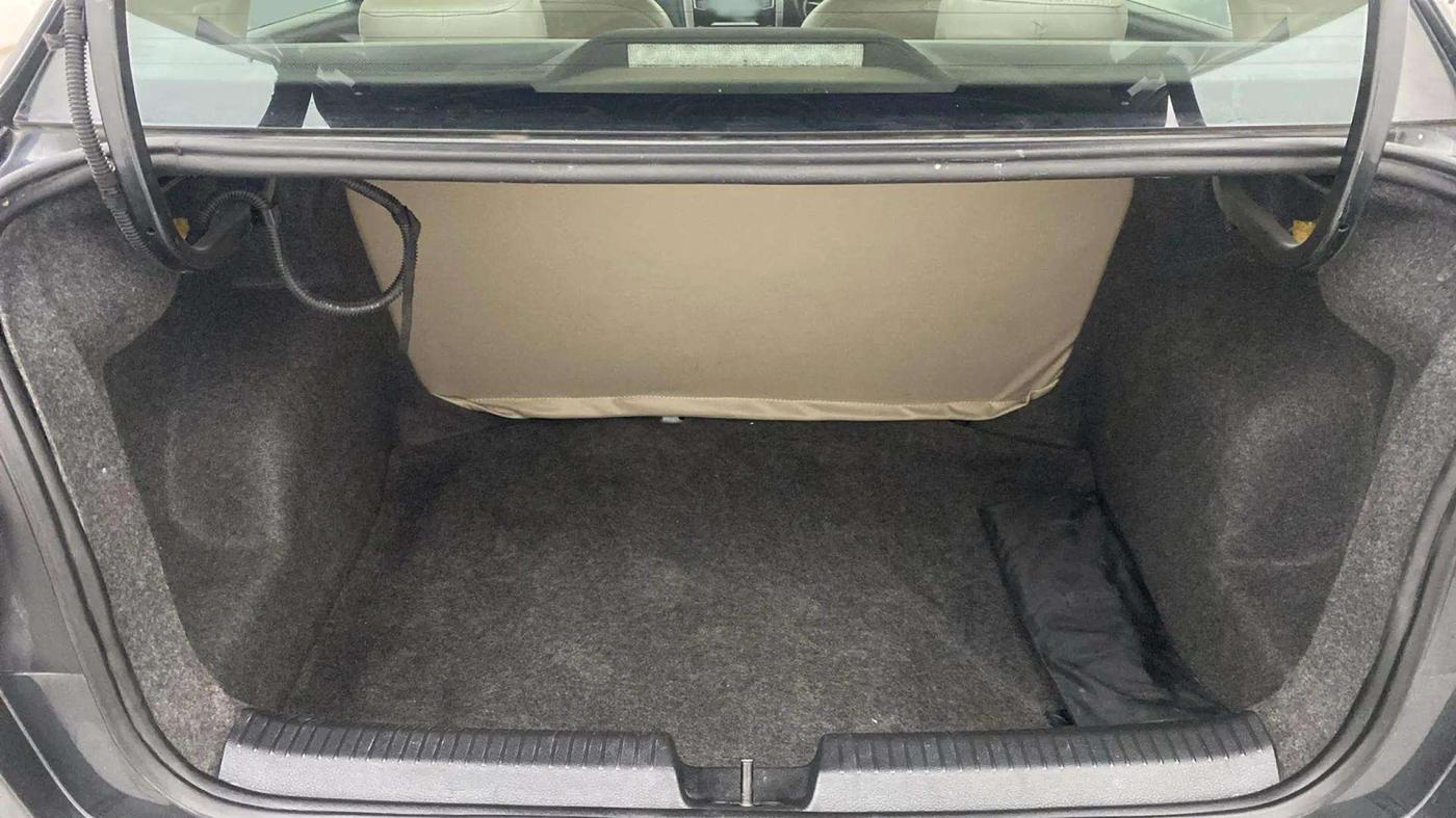 2016 Volkswagen Ameo HIGHLINE1.2L, Petrol, Manual, 1,00,724 km, Boot Open Zoomed View