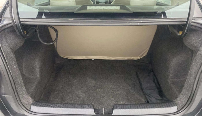 2016 Volkswagen Ameo HIGHLINE1.2L, Petrol, Manual, 1,00,614 km, Boot Open Zoomed View