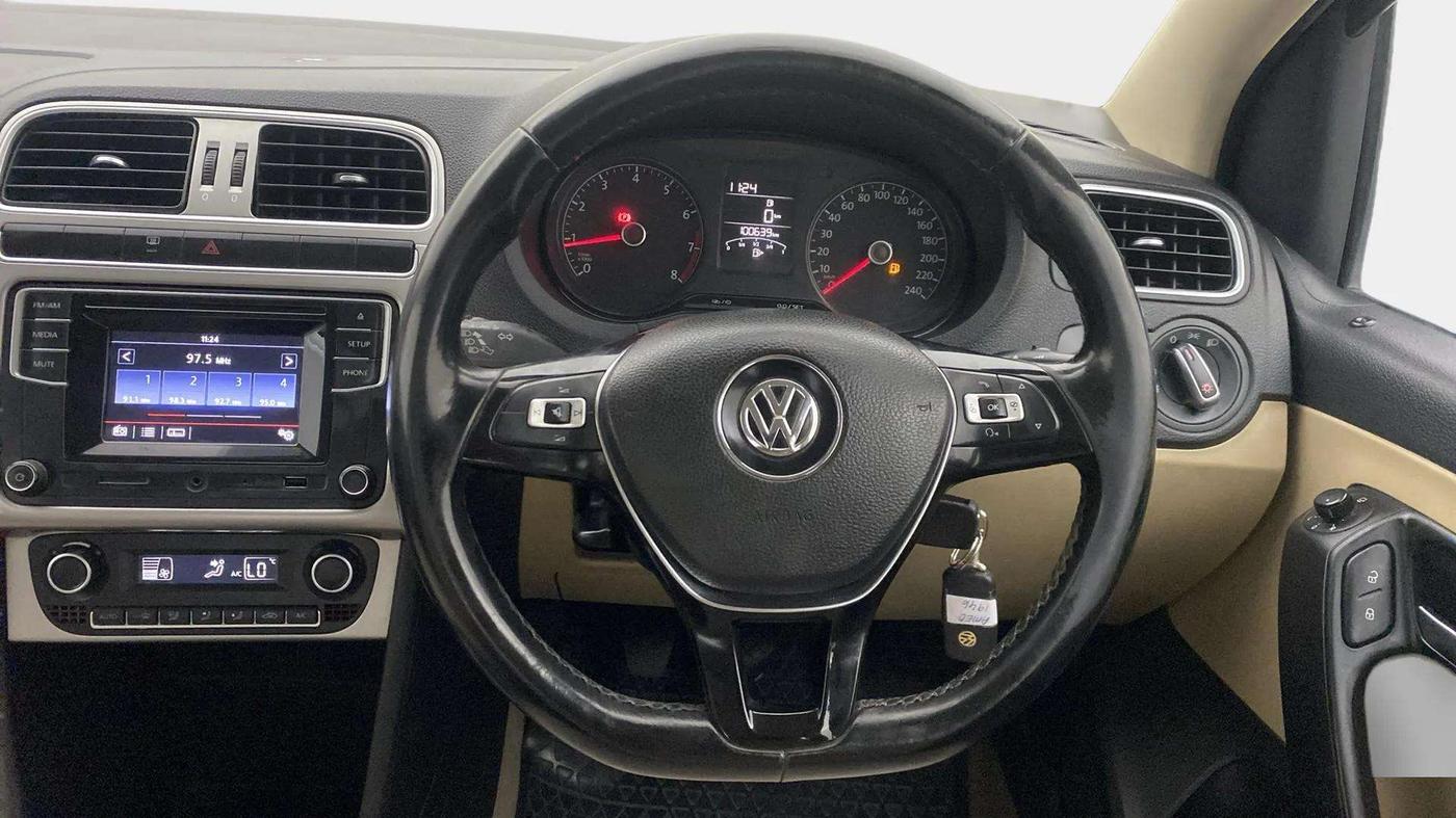 2016 Volkswagen Ameo HIGHLINE1.2L, Petrol, Manual, 1,00,724 km, Steering Wheel Close Up