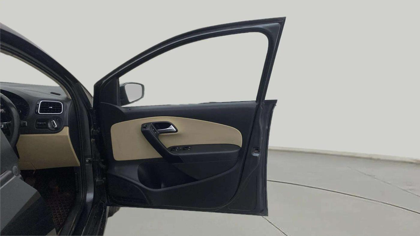 2016 Volkswagen Ameo HIGHLINE1.2L, Petrol, Manual, 1,00,724 km, RHS Front Door