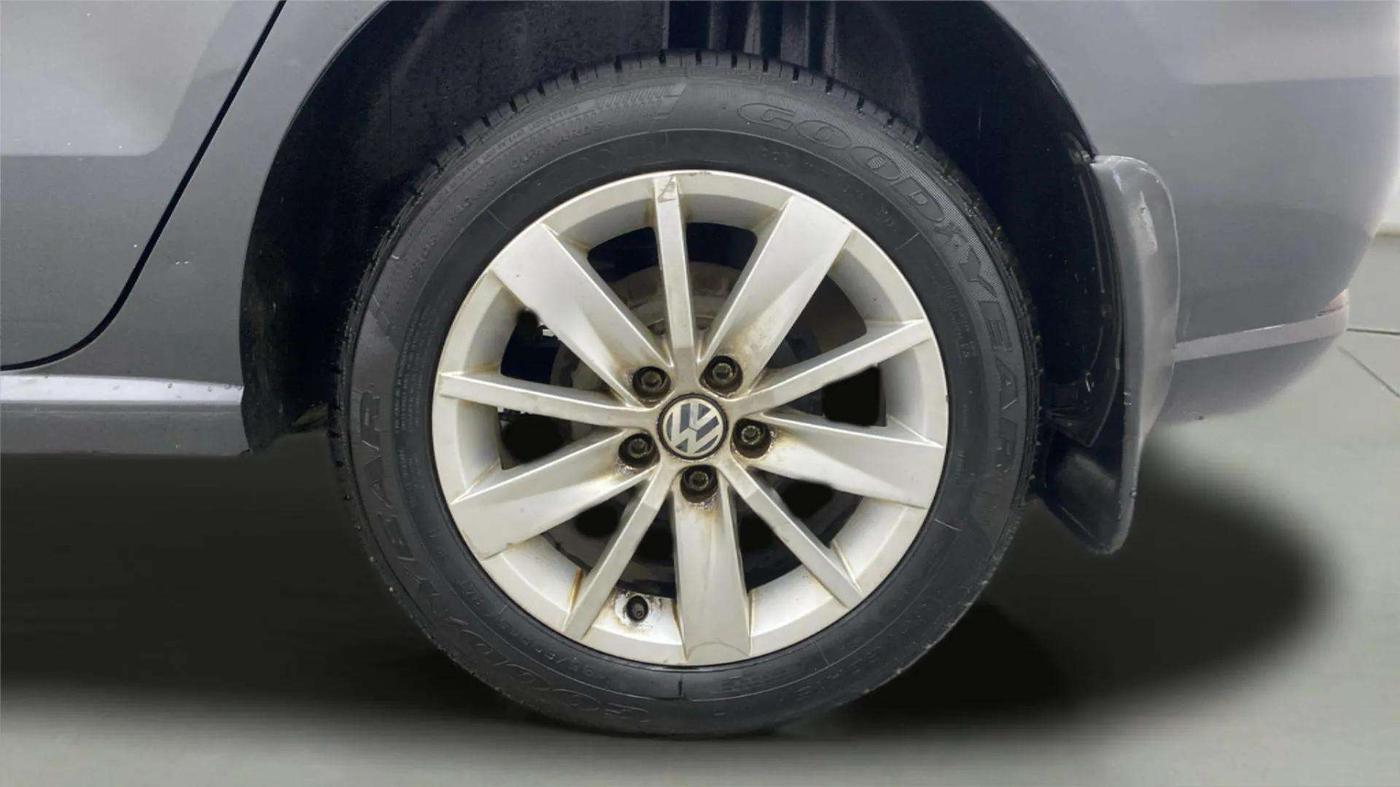 2016 Volkswagen Ameo HIGHLINE1.2L, Petrol, Manual, 1,00,724 km, Left Rear Wheel
