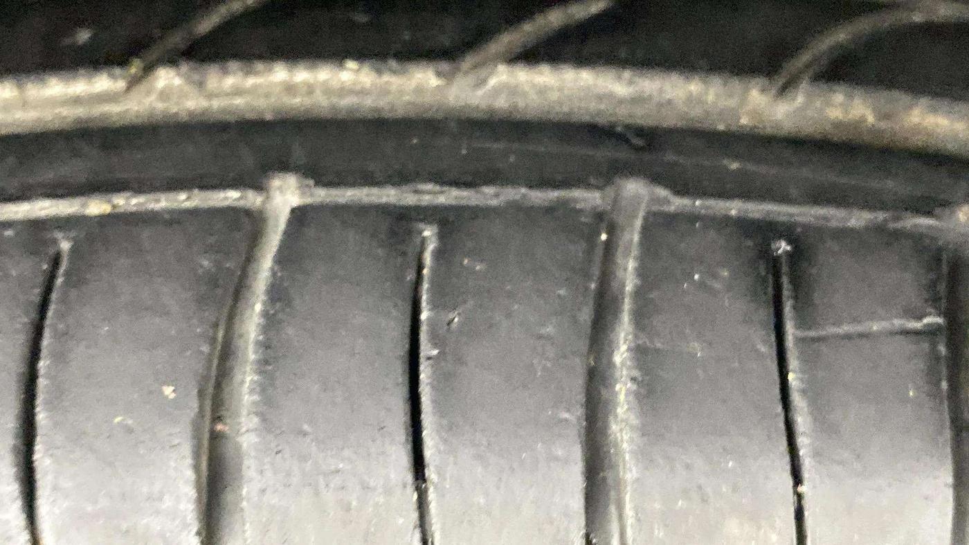 2014 Maruti Ritz ZXI, Petrol, Manual, 84,272 km, Right Front Tyre Tread