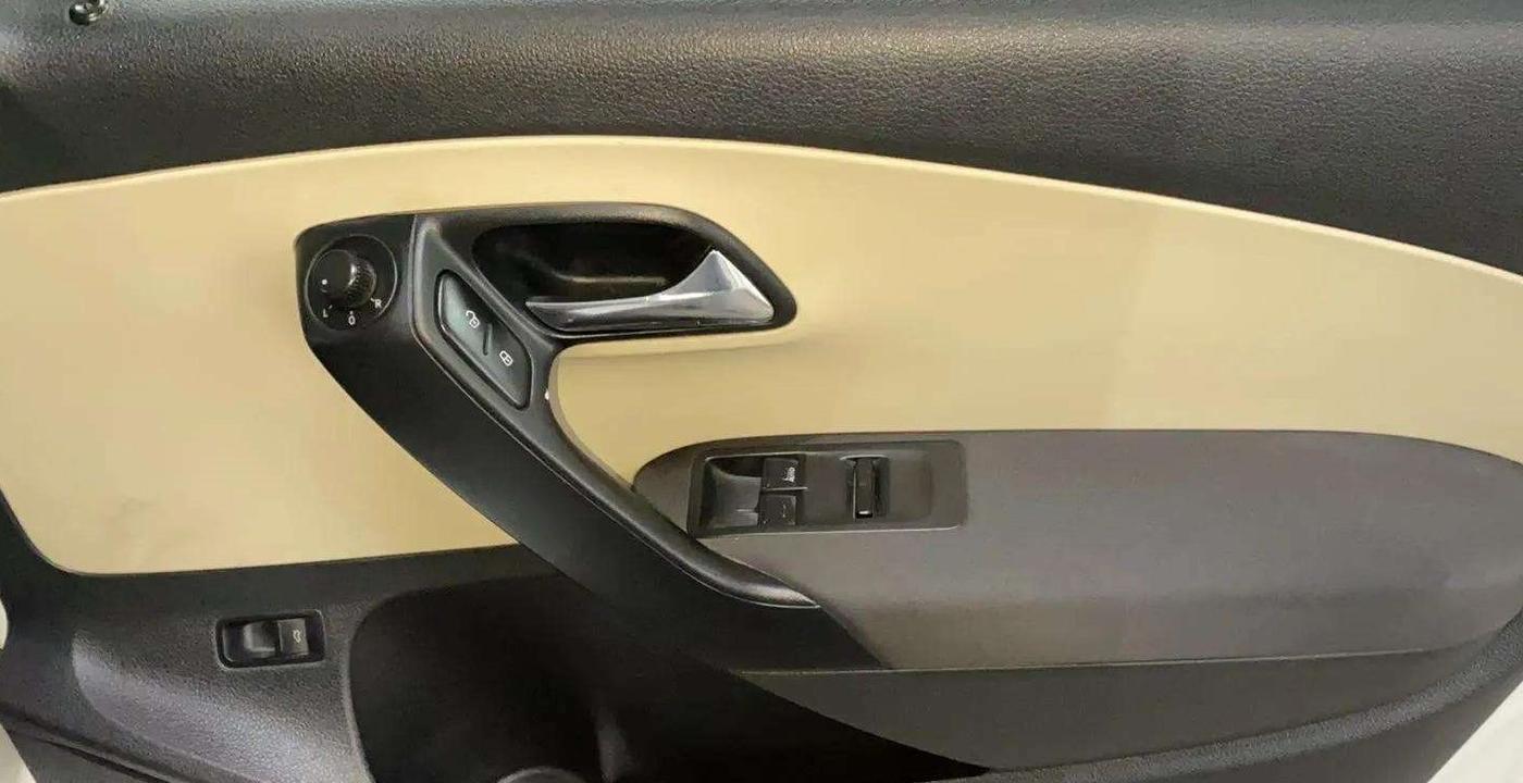 2019 Skoda Rapid 1.6 MPI ACTIVE, Petrol, Manual, 70,989 km, Driver Side Door Panels Control