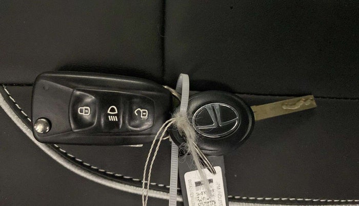 2021 Tata NEXON XM SUNROOF PETROL, Petrol, Manual, 64,405 km, Key Close Up