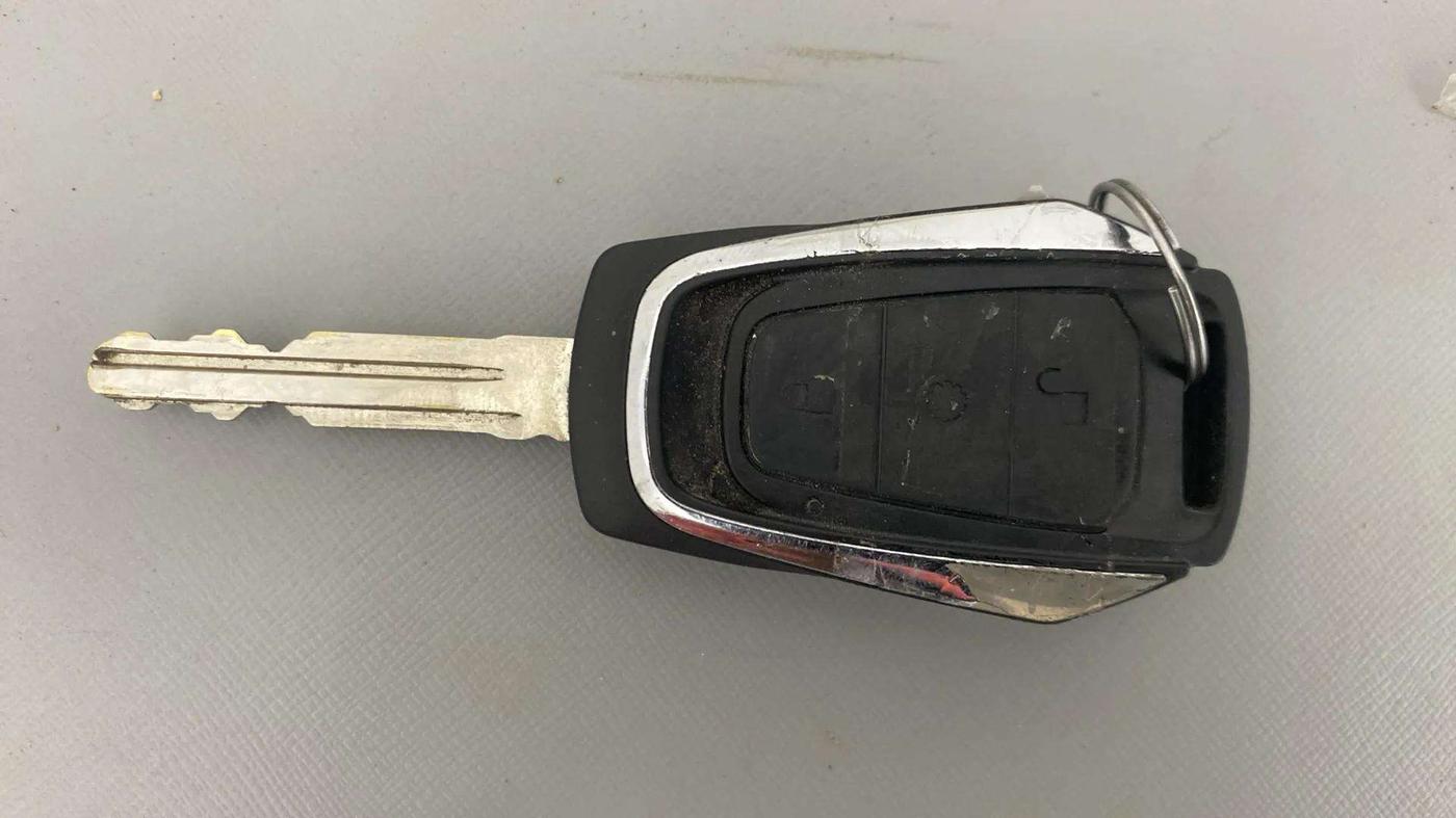 2018 Mahindra KUV 100 NXT K8 P 6 STR, Petrol, Manual, 20,747 km, Key Close Up