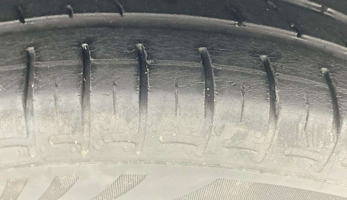 2016 Maruti Celerio VXI AMT, Petrol, Automatic, 76,726 km, Right Front Tyre Tread