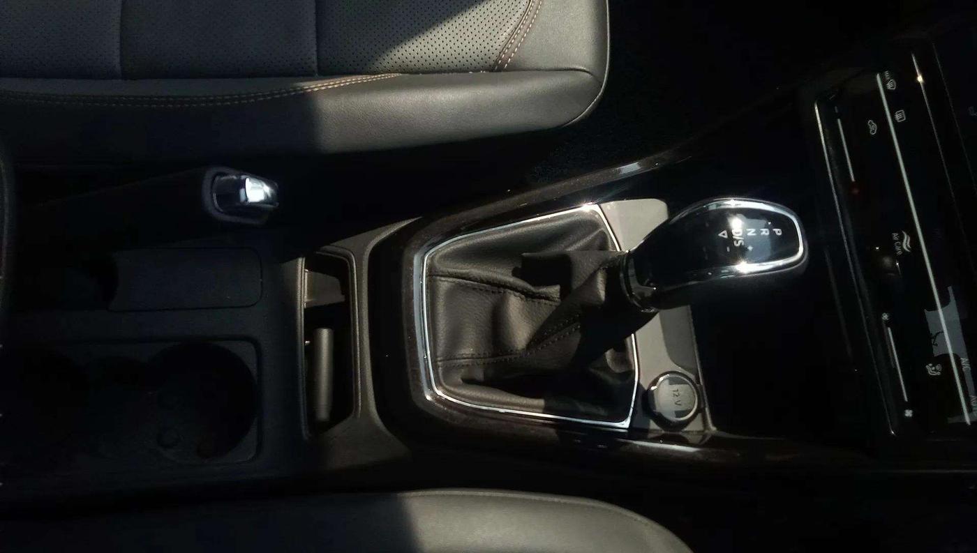 2023 Skoda KUSHAQ STYLE 1.0L TSI AT, Petrol, Automatic, 13,396 km, Gear Lever