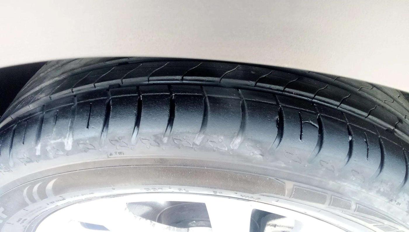 2023 Skoda KUSHAQ STYLE 1.0L TSI AT, Petrol, Automatic, 13,396 km, Right Front Tyre Tread
