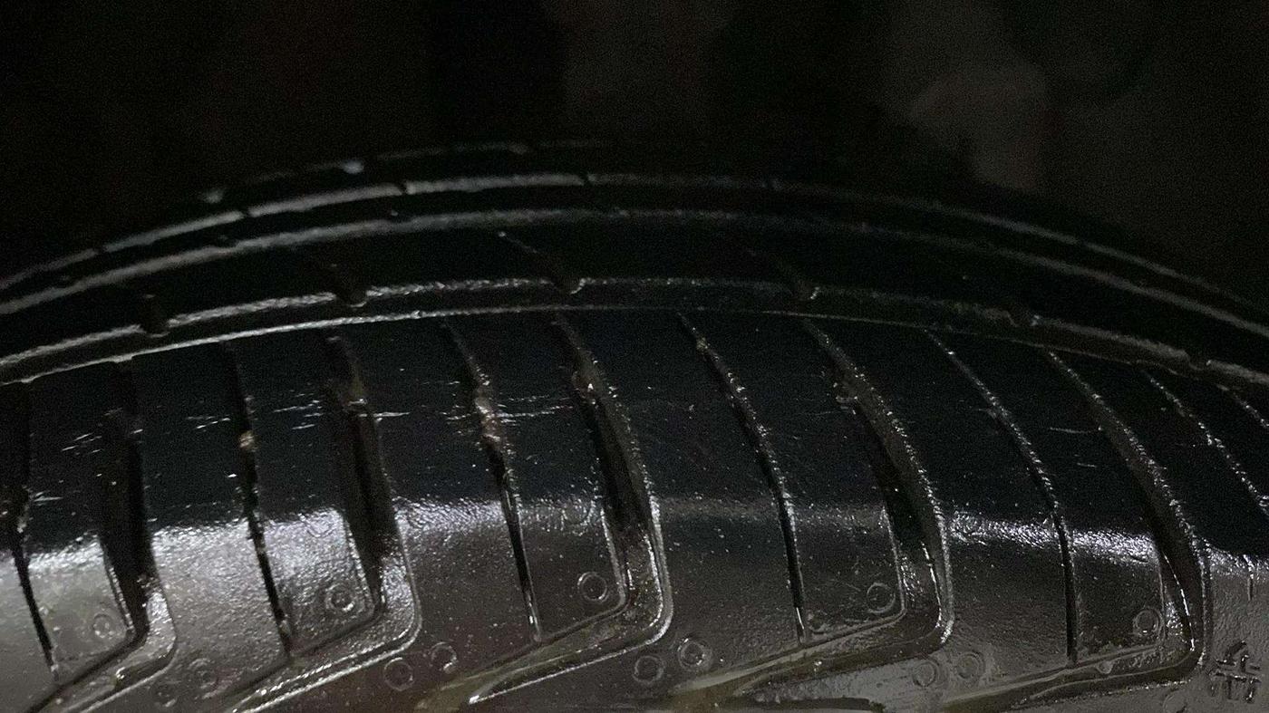 2018 Renault Kwid RXT 1.0 AMT (O), Petrol, Automatic, 70,154 km, Right Front Tyre Tread