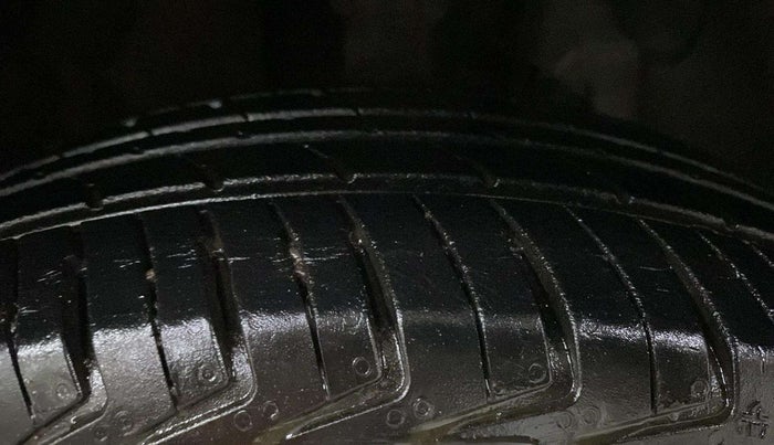 2018 Renault Kwid RXT 1.0 AMT (O), Petrol, Automatic, 70,107 km, Right Front Tyre Tread