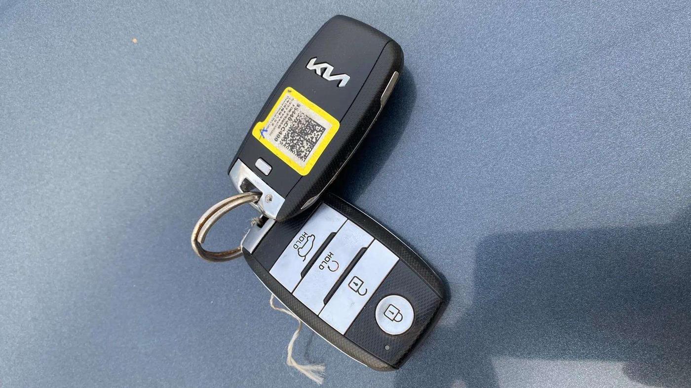 2022 KIA SONET HTX 1.0 IMT, Petrol, Manual, 16,009 km, Key Close Up