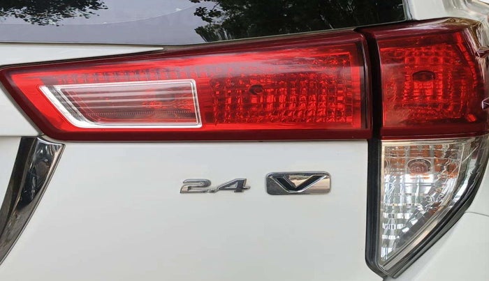2021 Toyota Innova Crysta 2.4 VX 8 STR, Diesel, Manual, 1,02,341 km, Right tail light - Minor damage