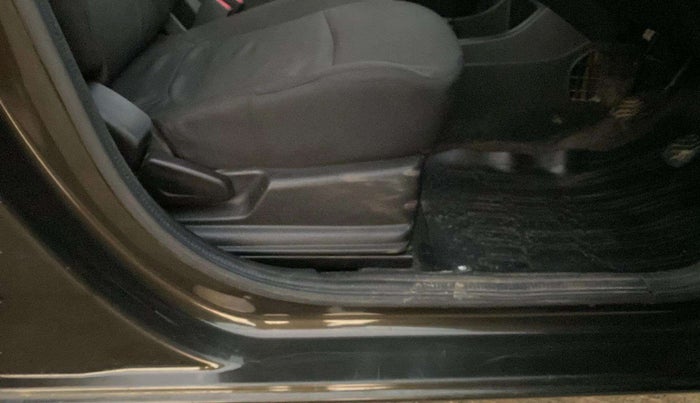 2017 Renault Kwid RXT 0.8, Petrol, Manual, 36,665 km, Driver Side Adjustment Panel