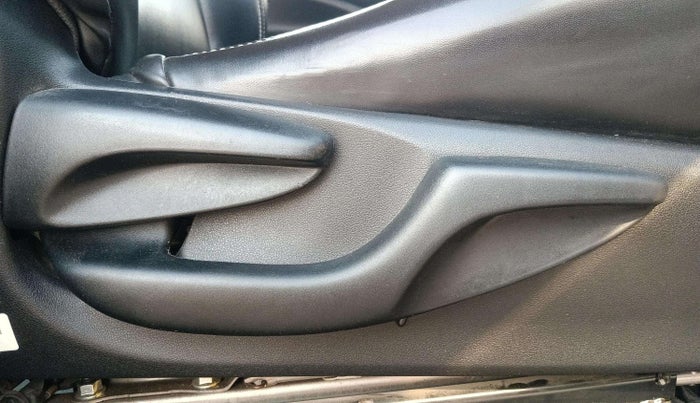 2020 Toyota Innova Crysta 2.7 GX AT 7 STR, Petrol, Automatic, 36,269 km, Driver Side Adjustment Panel
