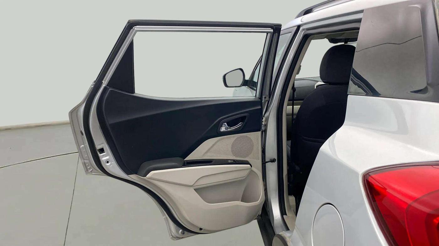 2022 Mahindra XUV300 W8 1.5 DIESEL, Diesel, Manual, 29,953 km, LHS Rear Door