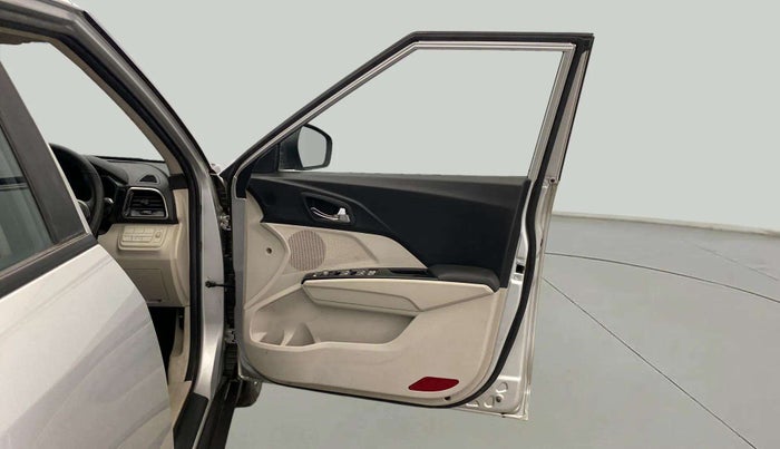 2022 Mahindra XUV300 W8 1.5 DIESEL, Diesel, Manual, 29,776 km, RHS Front Door
