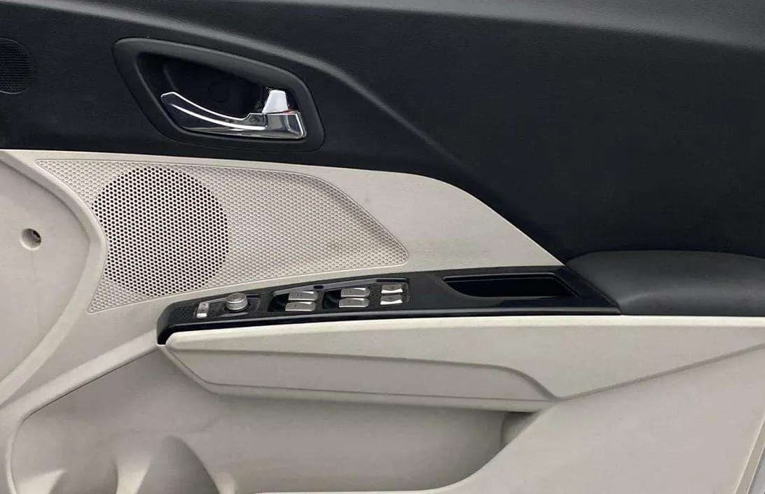 2022 Mahindra XUV300 W8 1.5 DIESEL, Diesel, Manual, 29,953 km, Driver Side Door Panels Control
