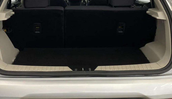 2022 Mahindra XUV300 W8 1.5 DIESEL, Diesel, Manual, 29,776 km, Dicky (Boot door) - Parcel tray missing