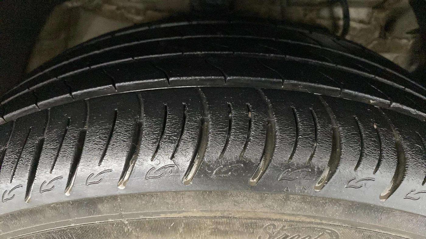 2022 Mahindra XUV300 W8 1.5 DIESEL, Diesel, Manual, 29,953 km, Right Front Tyre Tread
