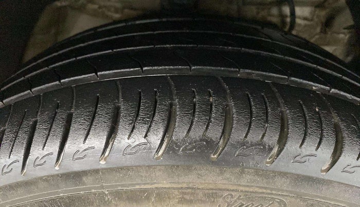 2022 Mahindra XUV300 W8 1.5 DIESEL, Diesel, Manual, 29,776 km, Right Front Tyre Tread