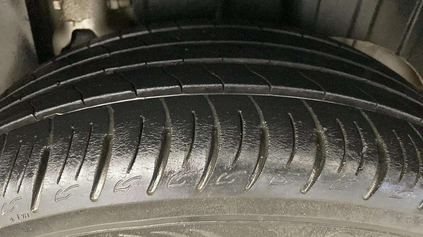 2022 Mahindra XUV300 W8 1.5 DIESEL, Diesel, Manual, 29,953 km, Left Rear Tyre Tread