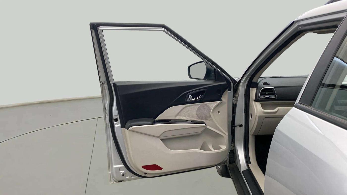 2022 Mahindra XUV300 W8 1.5 DIESEL, Diesel, Manual, 29,953 km, LHS Front Door
