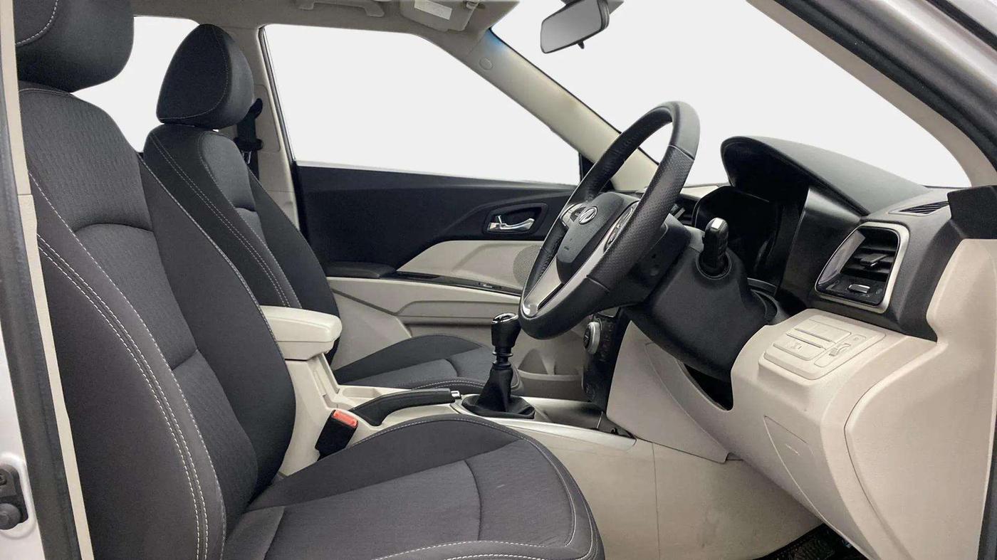 2022 Mahindra XUV300 W8 1.5 DIESEL, Diesel, Manual, 29,953 km, Right Side Front Door Cabin