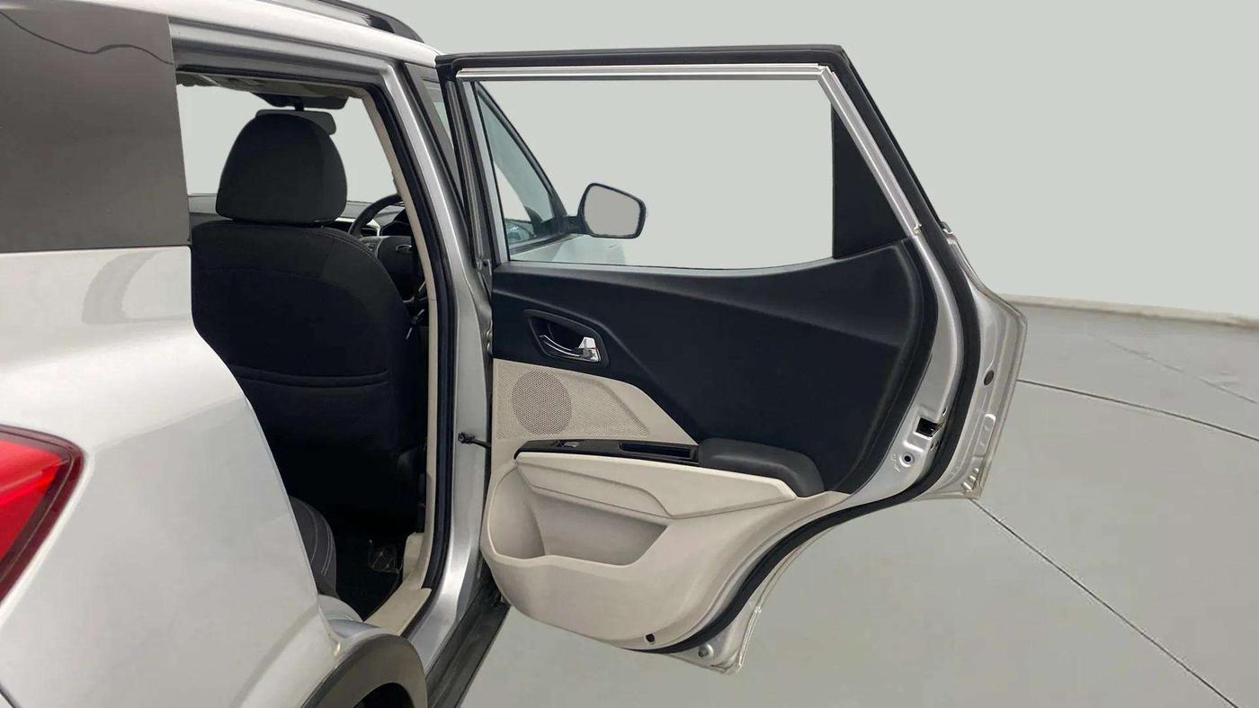 2022 Mahindra XUV300 W8 1.5 DIESEL, Diesel, Manual, 29,953 km, RHS Rear Door