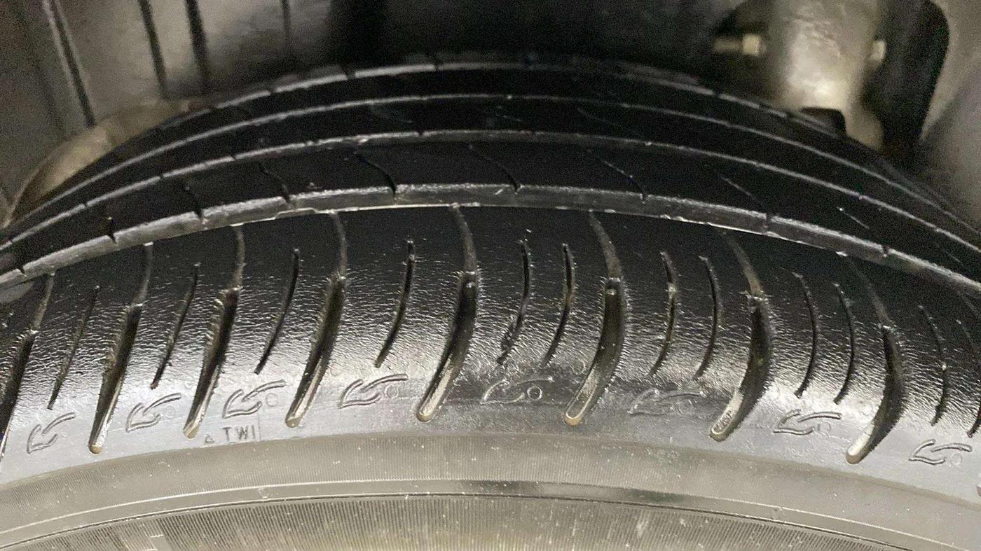 2022 Mahindra XUV300 W8 1.5 DIESEL, Diesel, Manual, 29,953 km, Right Rear Tyre Tread