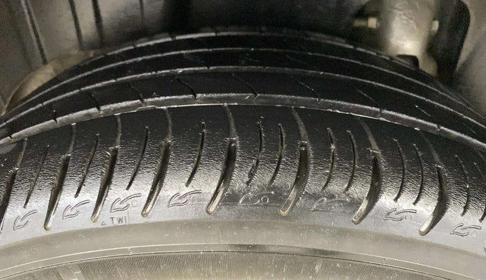 2022 Mahindra XUV300 W8 1.5 DIESEL, Diesel, Manual, 29,776 km, Right Rear Tyre Tread