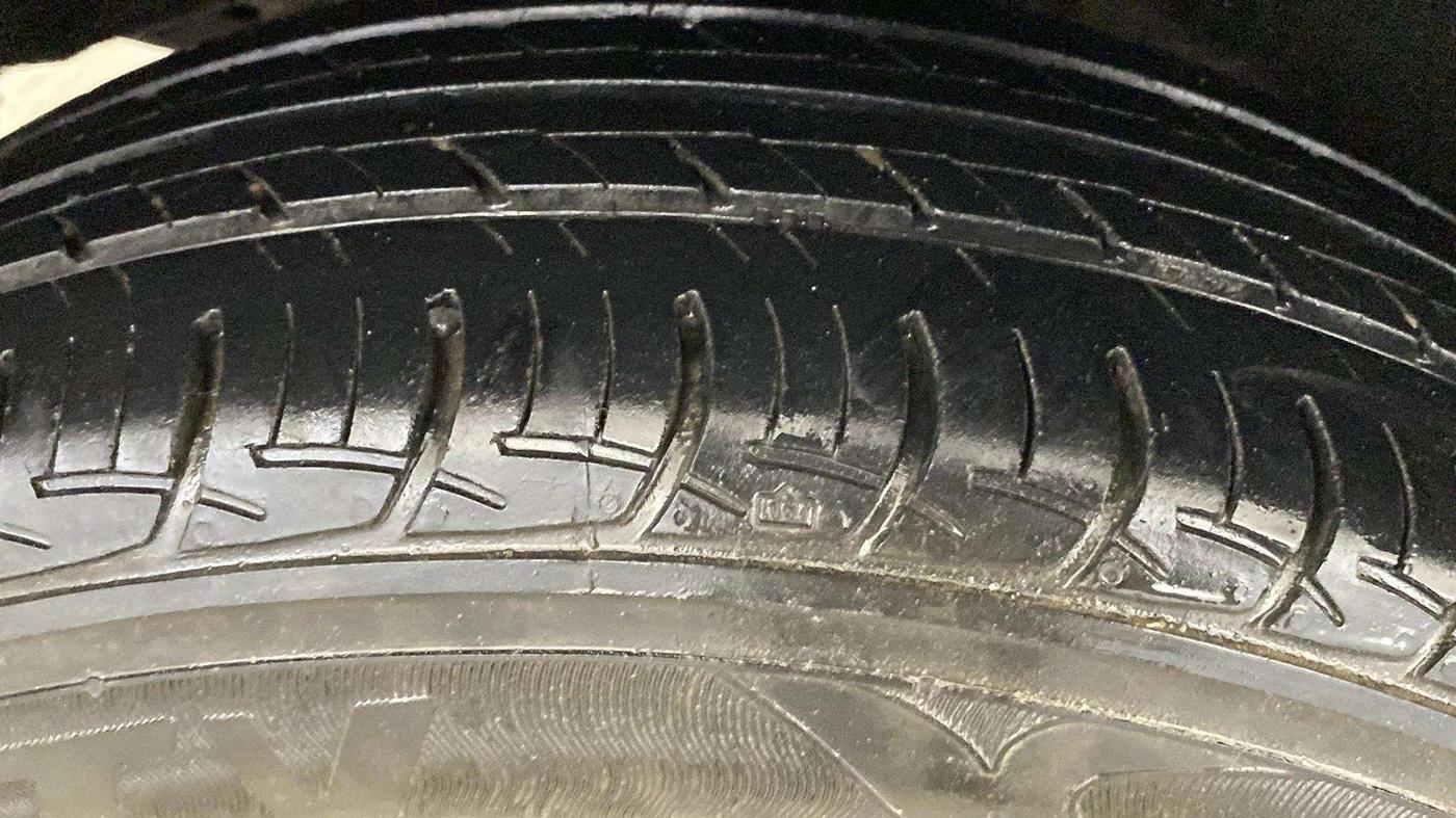2017 Maruti Baleno DELTA PETROL 1.2, Petrol, Manual, 24,881 km, Left Front Tyre Tread