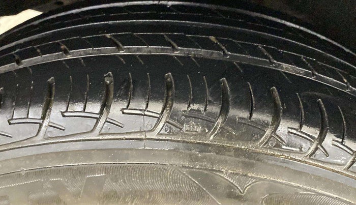 2017 Maruti Baleno DELTA PETROL 1.2, Petrol, Manual, 24,761 km, Left Front Tyre Tread