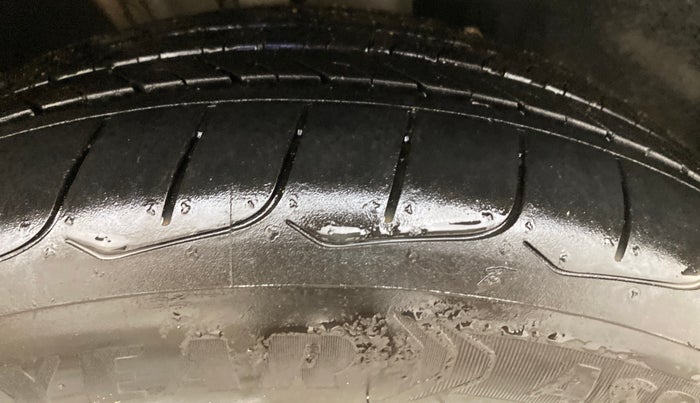 2022 Volkswagen VIRTUS HIGHLINE TSI 1.0 AT, Petrol, Automatic, 28,552 km, Right Front Tyre Tread