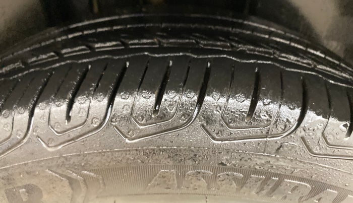 2022 Volkswagen VIRTUS HIGHLINE TSI 1.0 AT, Petrol, Automatic, 28,552 km, Right Rear Tyre Tread