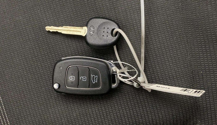 2021 Hyundai VENUE S 1.2, Petrol, Manual, 29,335 km, Key Close Up