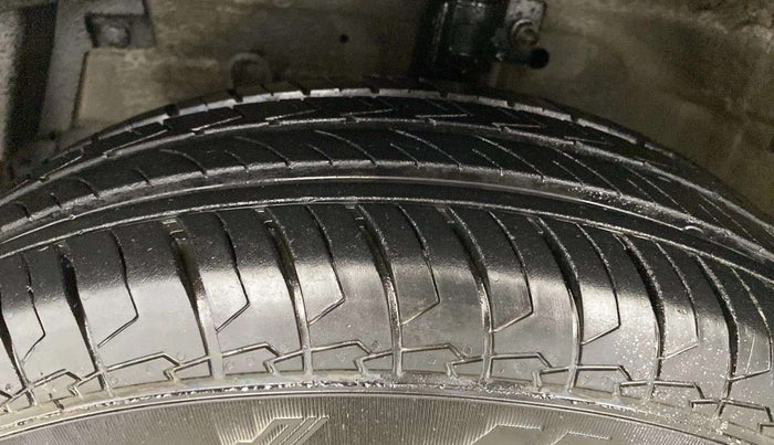 2015 Maruti Swift Dzire VXI, Petrol, Manual, 86,845 km, Left Front Tyre Tread
