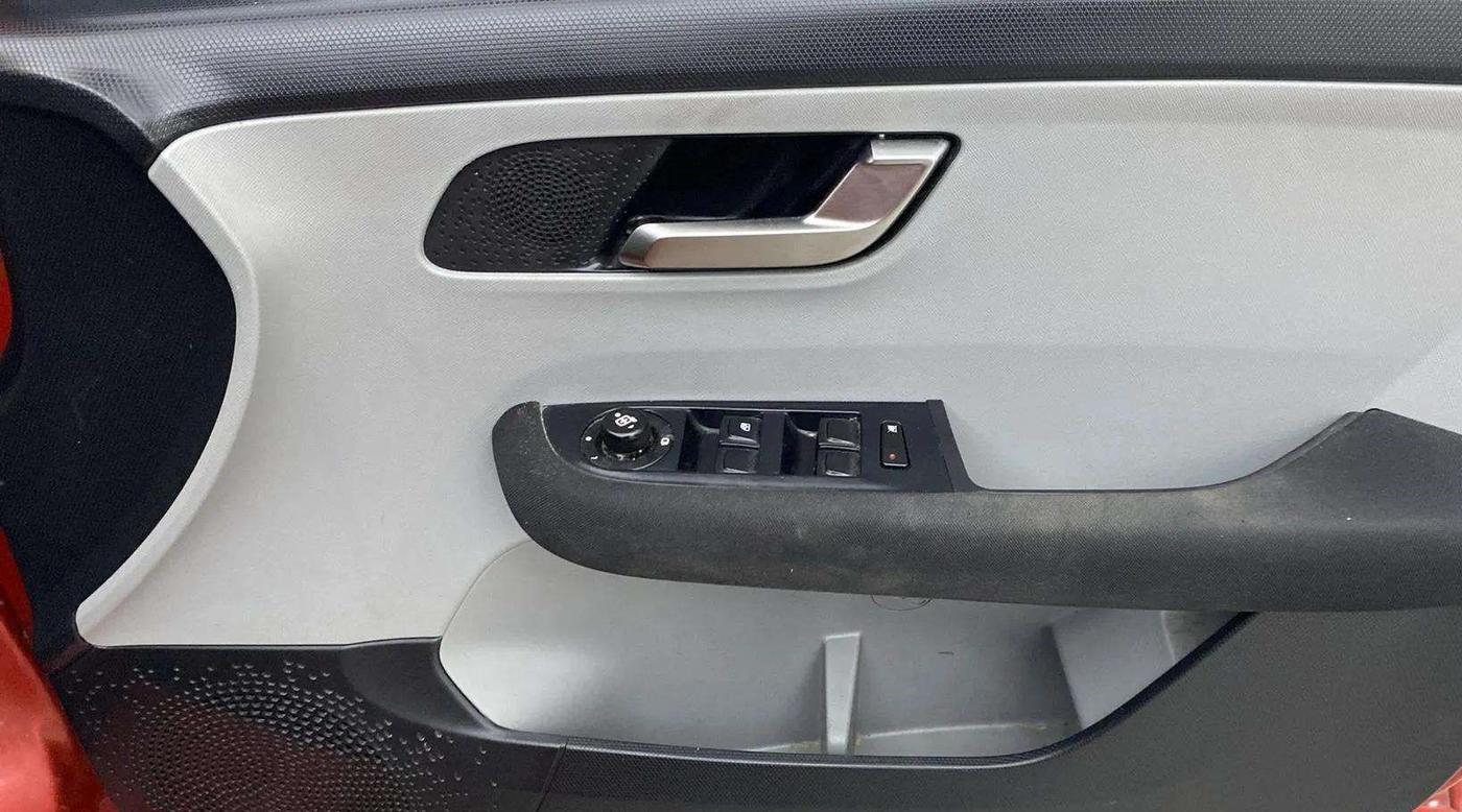2020 Tata ALTROZ XZ PETROL, Petrol, Manual, 38,739 km, Driver Side Door Panels Control