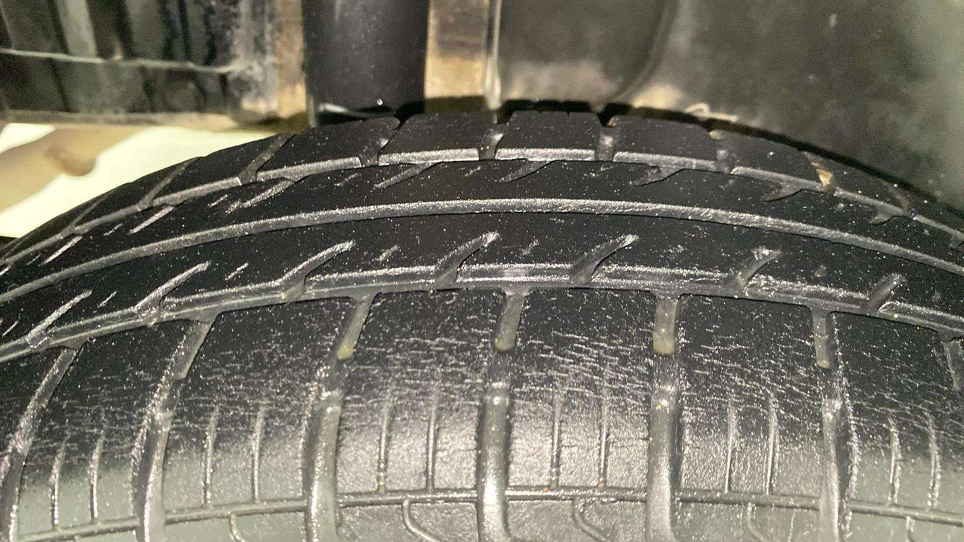 2016 Maruti Swift VXI O, Petrol, Manual, 32,133 km, Left Front Tyre Tread